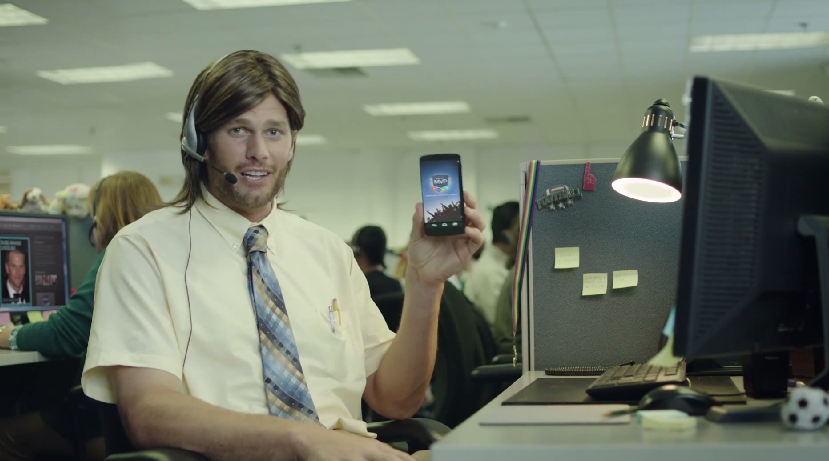 Tom Brady vira operador de telemarketing em comercial