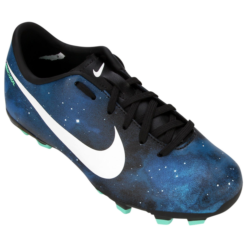 A linha Mercurial da Nike possui as chuteiras mais coloridas da marca, mas essa provavelmente é a mais discreta e mais criativa. Quem olha de longe pode não notar a estampa do pisante, mas uma chuteira com imagens quem lembram o universo podem parecer bastante bizarras para os mais tradicionais.

Para quem quiser comprar: http://www.netshoes.com.br/produto/chuteira-nike-mercurial-victory-4-cr7-fg-004-9425-318