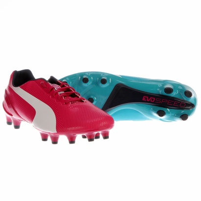 O modelo da Puma chamou atenção nos pés de Agüero na Copa de 2014. Além das cores berrantes, existe a opção de comprar o par com um pé de cada cor. Sério.

Para comprar: http://shop.brasil.puma.com/lancamentos/chuteira-puma-evospeed-1-2-tricks-fg/prod025-1817-904.html