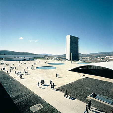 <strong>Universidade Mentouri de Constantine</strong>, na Argélia (1969) - Niemeyer trabalhou no desenho da universidade durante seu período de exílio, quando fugia da repressão da ditadura militar no País. O número de prédios foi reduzido de vinte para sete, facilitando a circulação dos alunos.