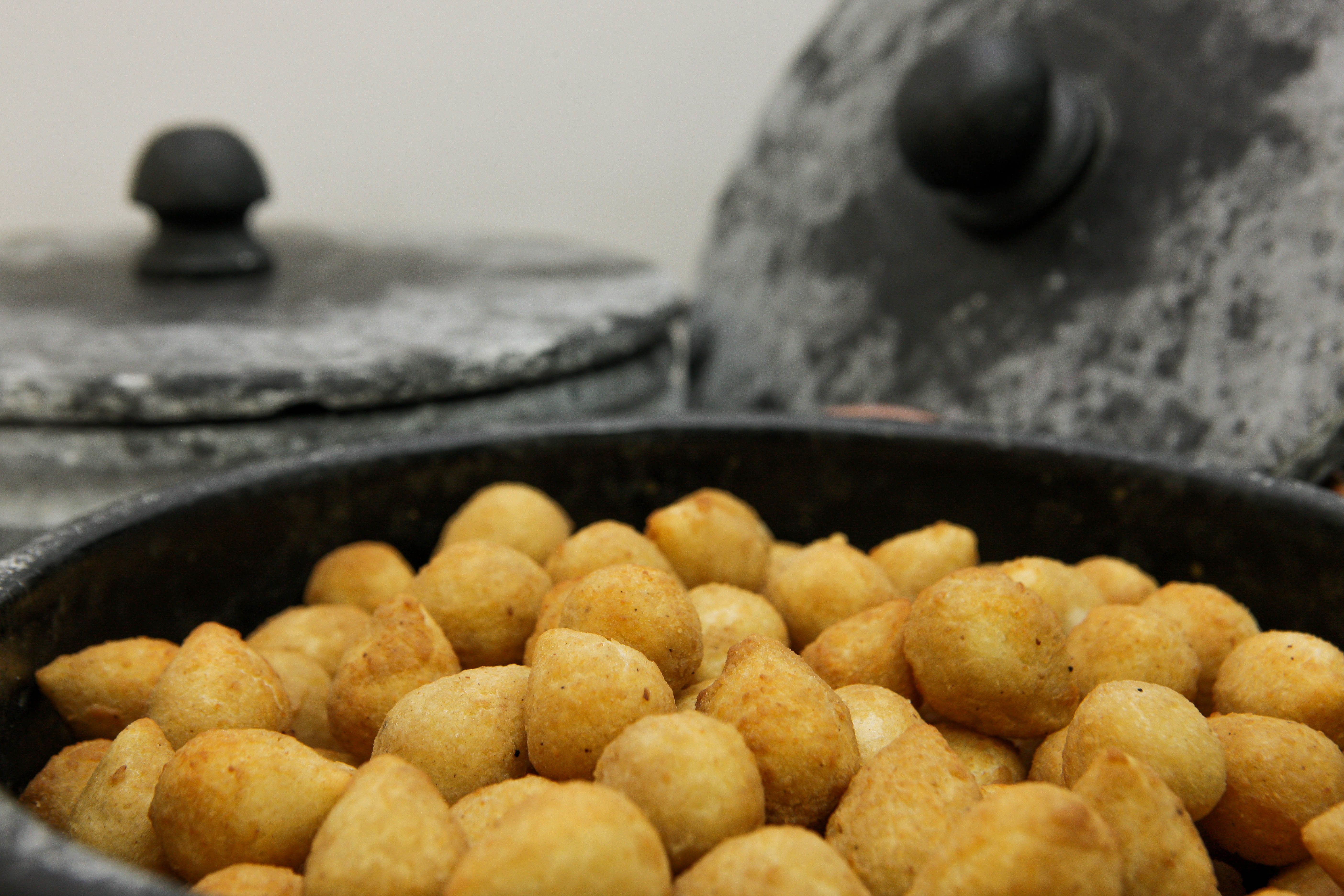 Mas piora? Piora! Coxinha de panetone é a novidade da rede Coxinha du Chef, e vem com massa doce, essência de panetone e recheio de frutas cristalizadas. Seis unidades saem por R$ 4,50.