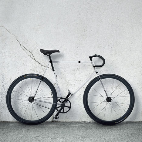 Essa é, mais ou menos, a versão em duas rodas da nave invisível da Mulher-Maravilha. A Clarity Bike, idealizada pelo estúdio alemão Designaffairs, tem uma estrutura transparente feita de polímero, leve e resistente. É feita para suportar terrenos acidentados e condições extremas de temperatura.