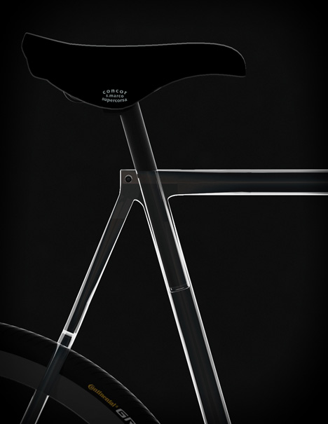 Essa é, mais ou menos, a versão em duas rodas da nave invisível da Mulher-Maravilha. A Clarity Bike, idealizada pelo estúdio alemão Designaffairs, tem uma estrutura transparente feita de polímero, leve e resistente. É feita para suportar terrenos acidentados e condições extremas de temperatura.