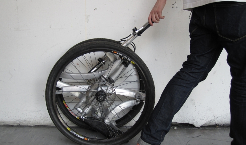A bicicleta do estúdio eyetohand ainda é um projeto conceitual, mas deve virar realidade em um futuro não muito distante. A magrela pode ser dobrada até ficar do tamanho das rodas e é transportada como um carrinho de feira. Na verdade, a eyetohand é bem parecida com uma bike comum, em termos de estrutura. É mais uma "bicicleta que dobra" do que uma "bicicleta dobrável".
