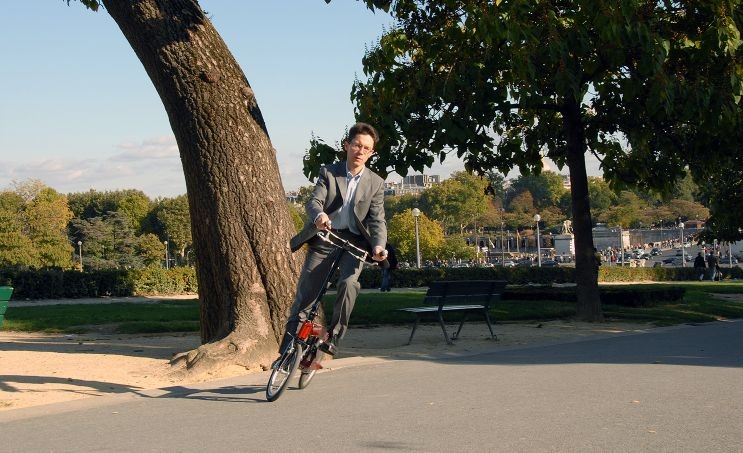 A Dreamslide é tipo aqueles aparelhos elípticos de academia: você tem de pedalar em pé. A bagaça tem um pedal diferentão, maior do que o de bikes convencionais, e simula o movimento do andar humano.