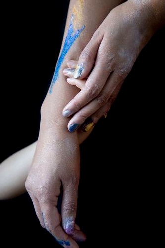 O trabalho de Elly, de certa forma, propõe uma reflexão sobre muitas das questões que cercam o universo feminino