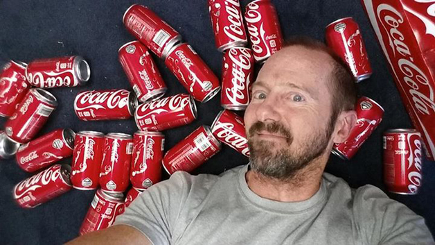 George Prior tomando 10 latinhas de Coca-Cola por dia (Crédito: 10 Cokes A Day)