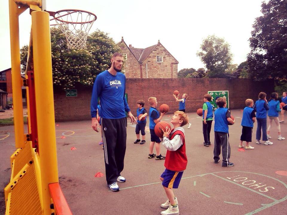 O jovem Paul Sturgess, que disputa a liga de desenvolvimento da NBA, tem incríveis 2,34m de altura é o atleta mais alto do mundo