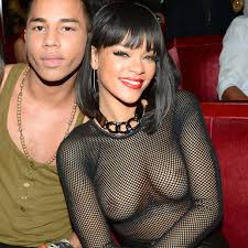 Rihanna causou em Paris com top transparente