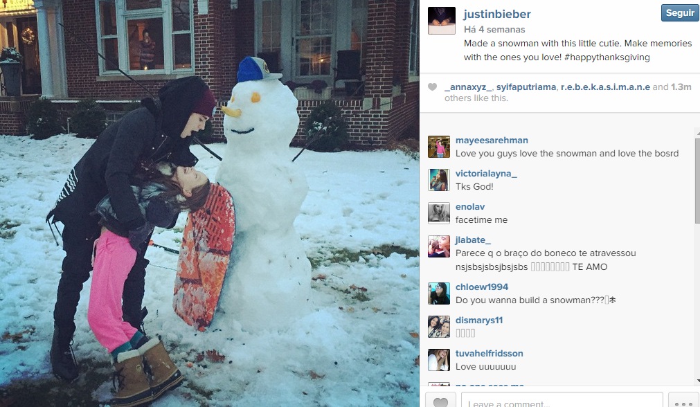 Para celebrar a chegada do Natal, Bieber postou uma foto fazendo um boneco de neve. 