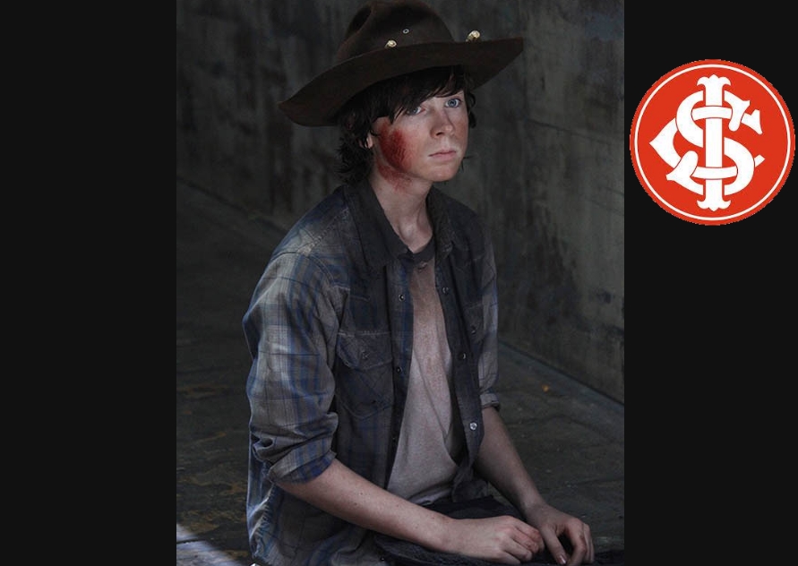 O mesmo aconteceu com Carl Grimes. Filho de Rick, o jovem sempre tenta aparecer com destaque, mas nem sempre corresponde
