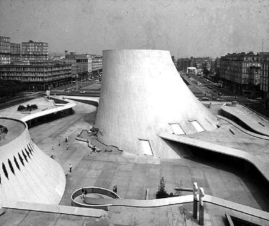 <strong>Centro Cultural Le Havre</strong>, na França (1982) - Quando construiu o edifício em Le Havre, uma comuna francesa na Alta Normandia, a principal preocupação de Niemeyer era integrá-lo à arquitetura da cidade. O complexo possui uma praça rebaixada para proteger as pessoas do frio e do vento, uma solução que não havia sido aplicada na Europa. O conjunto foi rebatizado, depois, de O Vulcão.