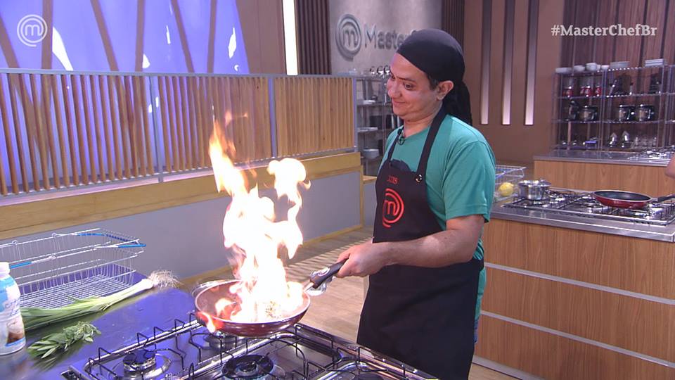 O Luís é um bom cozinheiro, bastante organizado e promete ser um vitorioso com seus pratos da culinária nordestina. Mas, desde que ele contou que tinha bode de estimação, é impossível pensar em outra coisa!