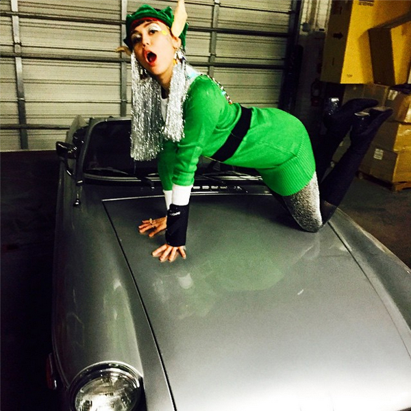 Miley se vestiu de duende e ainda sensualizou. É a Miley, né!