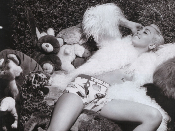 Miley faz campanha pela libertação dos mamilos