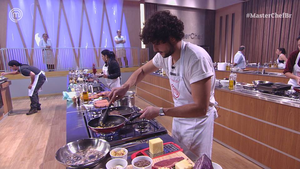 Mohamad é retrucão, distraído, cozinha com a cabeleira em cima da comida e é possível que seja o grande campeão deste programa. Aí geral vai sair chamando ele de enfant térrible, paga pra ver!