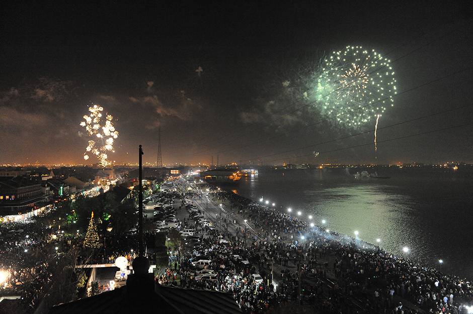 A cidade, conhecida pela festança carnavalesca no Mardi Gras, tem uma celebração do ano novo explosiva. Fogos de artifício estouram ao longo do rio Mississipi e as pessoas se reúnem na praça Jackson Square para a contagem regressiva.