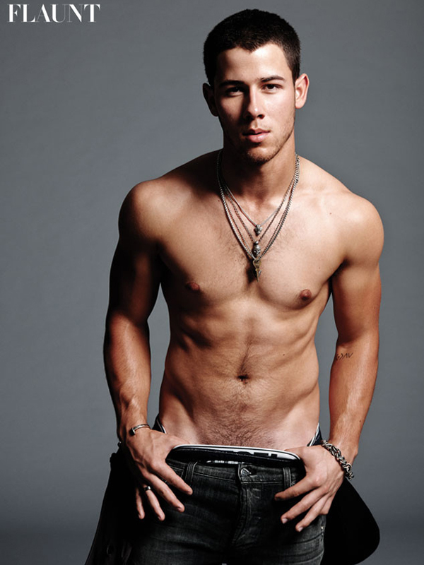 Nick Jonas querendo mostrar os pentelhos e ostentando o tanquinho