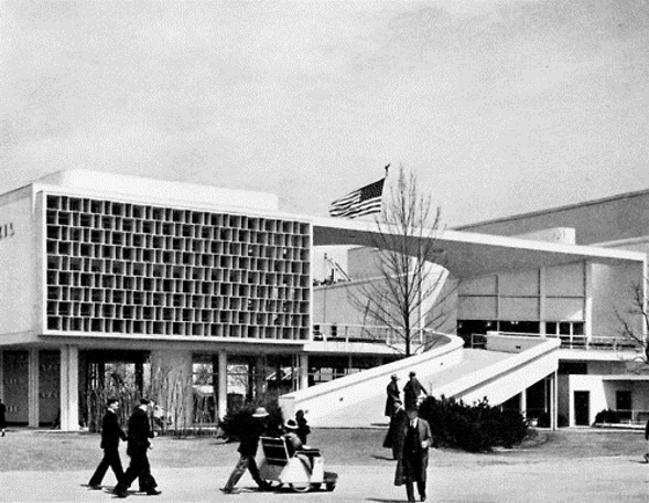 <strong>Pavilhão brasileiro na Feira Mundial de Nova York</strong> (1939) - O prédio temporário foi construído por Niemeyer em colaboração com Lucio Costa, arquiteto de quem havia sido aluno e estagiário. O desenho de Lucio havia vencido o concurso para a arquitetura da construção, mas o veterano considerou o projeto do pupilo melhor que o seu e propôs executá-lo em parceria. O Pavilhão Brasileiro foi um dos grandes destaques da feira