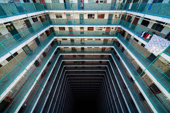 O fotógrafo australiano Peter Stewart  retrata prédios em Hong Kong