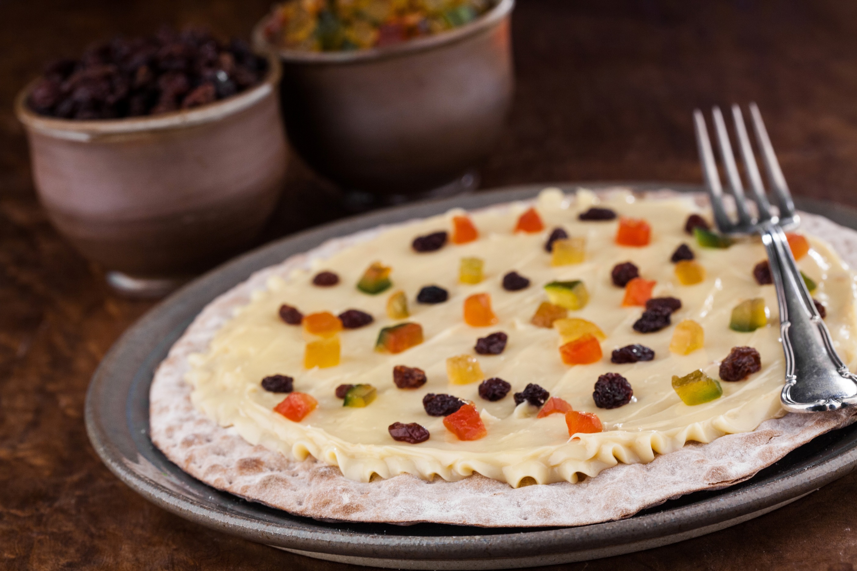 A pizzatone é invenção da Dídio Pizzas e leva massa folhada, um creme especial com essência de panettone e cobertura de frutas cristalizadas e uvas passas. A de quatro pedaços custa R$ 19,00, e a de seis, R$ 29,00.