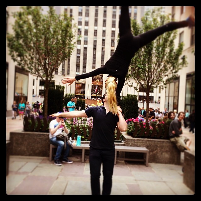 Conhecendo o Rockefeller Center. Diz a legenda que o segurança estava gritando com eles neste momento, para que parassem.