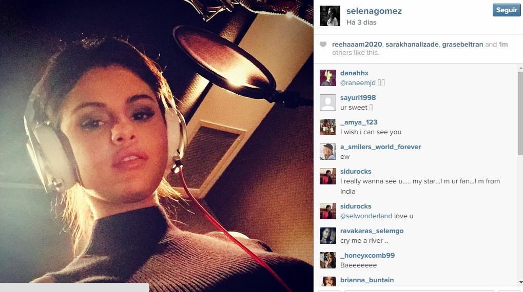 Selena se preparando para cantar