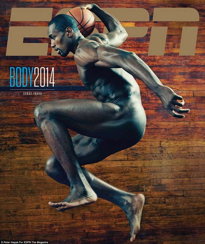 Famoso pivô espanhol,  Sergi Ibaka é um dos principais jogadores do Oklahoma City Thunder. O astro protagonizou o primeiro “nu integral” da NBA ao posar para a capa da revista americana ESPN, chamando a atenção dos fotógrafos pelos seus dotes.