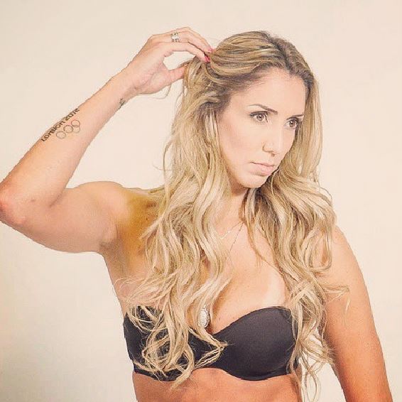 A jogadora tá feliz da vida com o seu corpo, além de dar um show dentro das quadras