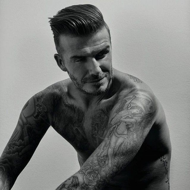 David Beckham usa cabelo undercut com topete alto jogado pra trás, finalizado com pomada, no melhor estilo retrô