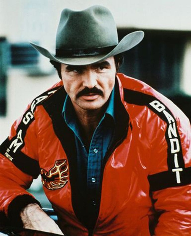 Burt Reynolds é outro ator que é fã do bigode, aqui em cena no filme Agarra-me se puderes (1977) 