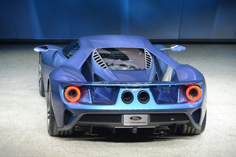 2017 Ford GT tem potente motor twin-turbo V6 com 600 cavalos de potência para as rodas traseiras, com transmissão de dupla embreagem de sete velocidades. Tanta tecnologia embarcada, design de ponta, a supermáquina deve custar um pouco abaixo de 200 mil doletas