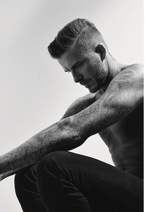 David Beckham mostra corte undercut, bem batido nas laterais e risco bem marcado