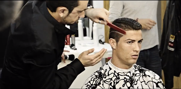 Cristiano Ronaldo mostrou no seu Instagram a hora em que estava cortando seu cabelo no estilo undercut  