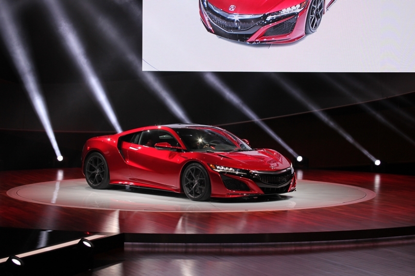 2016 Acura NSX é mais um carro superesportivo apresentado no Salão de Detroit, e conta com três motores elétricos, combinados com motor twin-turbo V6, e dupla embreagem de nove velocidades. O preço deve ficar entre 135 a 155 mil dólares