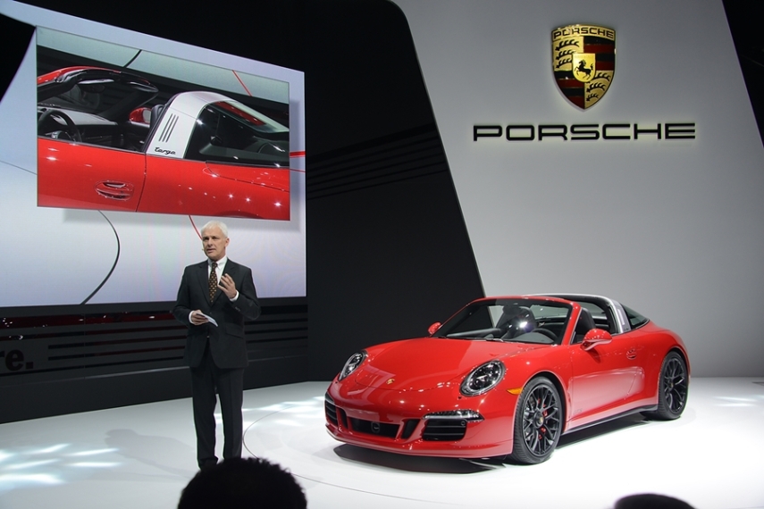 2016 Porsche 911 Targa GTS, num ano de superesportivos, não poderia faltar a vigésima versão do 911, com motor de 3,8 litros de seis cilindros que desenvolve 430 cavalos de pontência. Essa versão mais poderosa do seis cilindros aspirado garante aceleração de 0 a 100km/h em 4,3 segundos e velocidade máxima superior a 300km/h. O preço deve começar em 137 mil euros