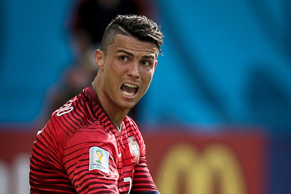 O estilo undercut de Cristiano Ronaldo é bem rente nas laterais, com risco bem marcado, assim como o de David Beckham 