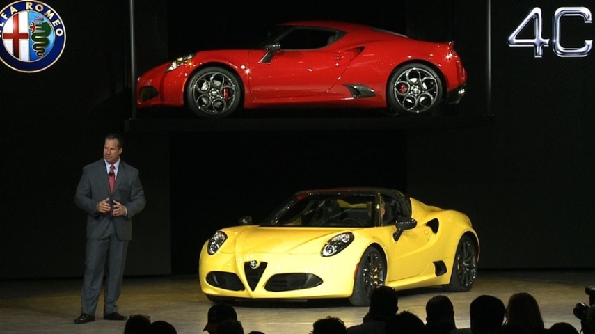 Alfa Romeo 4C Spider faz parte da estratégia de entrar novamente do mercado americano. Tem motor turbo com 240 cavalos de potência, dupla embreagem de seis velocidades. Preço deve chegar em 83 mil dólares