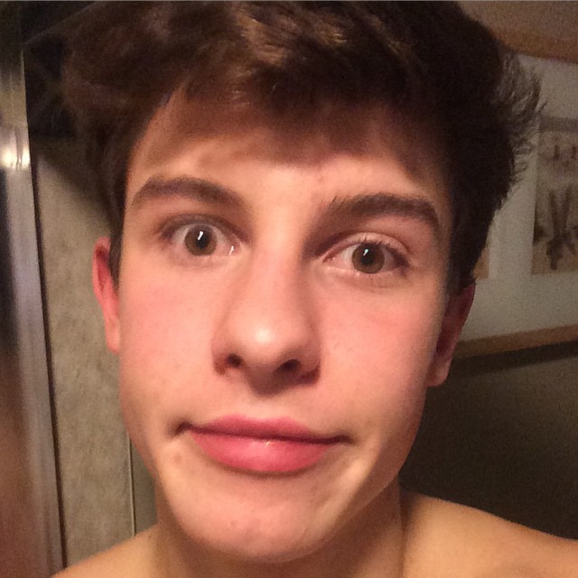 Shawn Mendes fez seu selfie feio (Aham Claudia, senta lá) e desafiou o músico Geoff Warburton