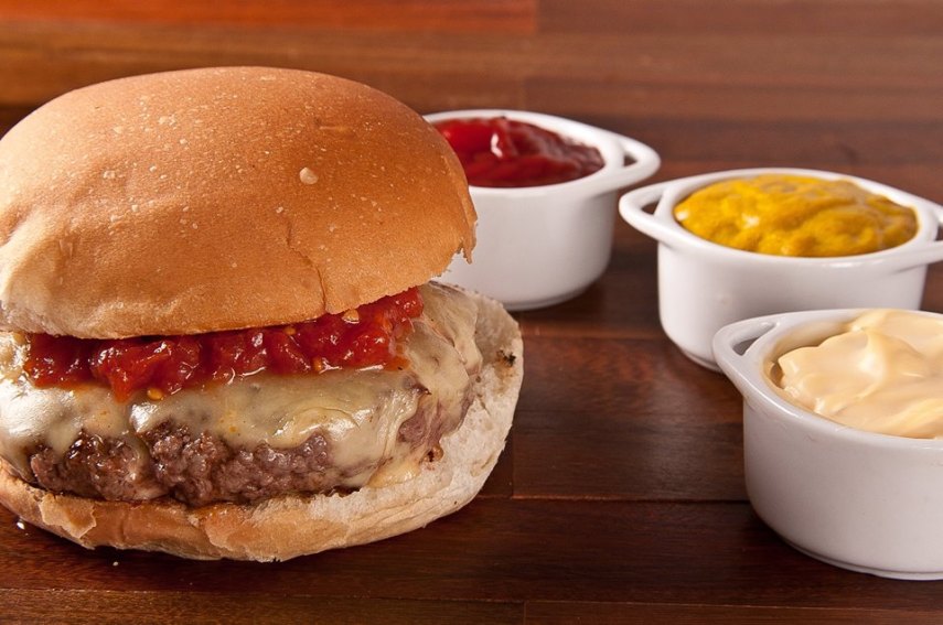 Holy Hamburger é uma casa pequena e charmosa, tem cardápio pra lá de enxuto, com 5 variações de hambúrguer de 160 gramas, que mistura três tipos de carne: acém, costela e peito. Rua Doutor Cesário Mota Junior, 527, Vila Buarque São Paulo (Tel.: 11 4329-9475)