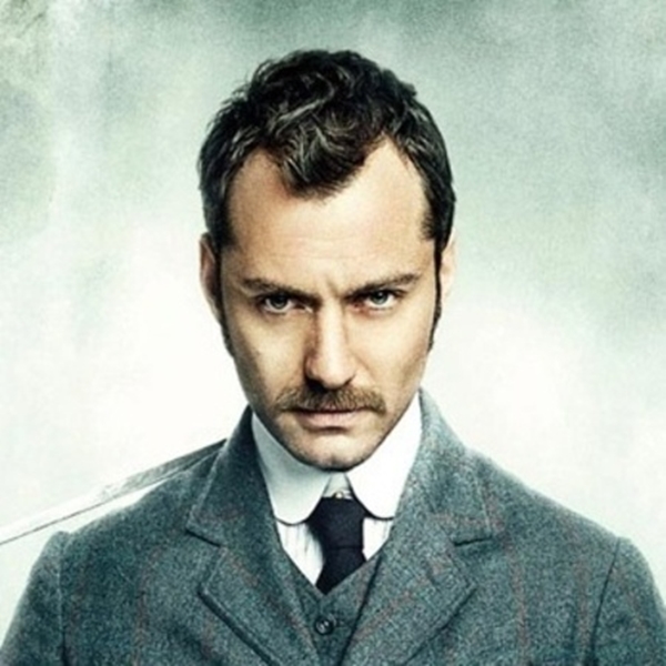 Em filmes de época, o bigode empresta credibilidade na composição, como o Sherlock Holmes de Jude Law