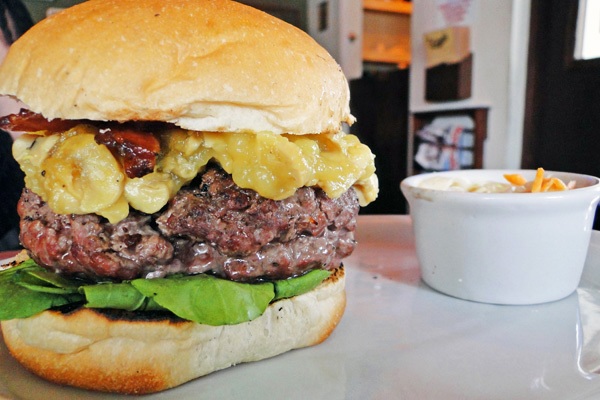 O St. Louis tem dois endereços tocados pelos pai e filho, Luiz e Gustavo Cintra,onde o burger é feito na grelha. O Classic fica na Batatais, 242, e o mais simples, St. Louis Burger Shop, não fica nada a dever a casa mãe. Experimente o Pepper Crust: hambúrguer de 220g grelhado com crosta de pimenta do reino, queijo gruyère, cebola grelhada, batata palha, pickles e honey dijon mayo.  Rua Padre João Manuel, 974 – Cerqueira César - São Paulo – SP. (Tel.: 11 2368-6192)