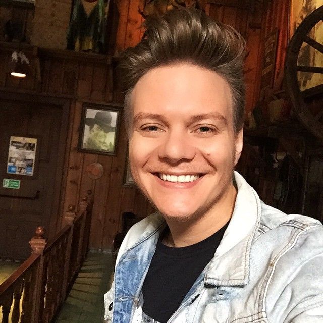 Michel Teló é outro sertanejo que usa cabelo undercut com topete alto 