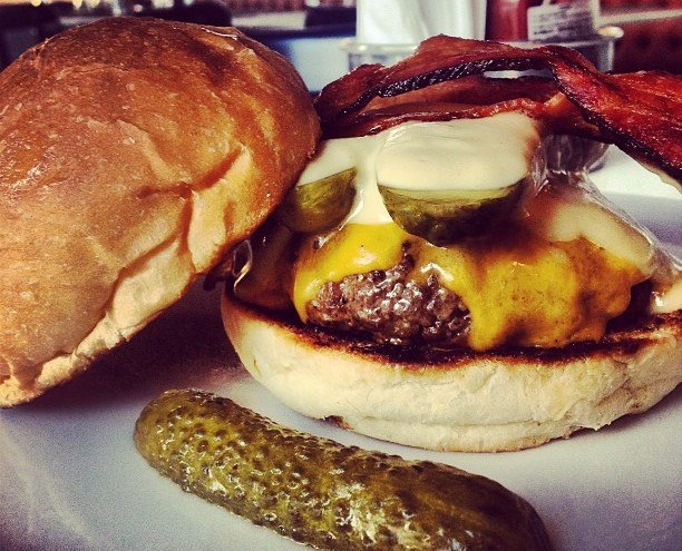 Meats é tocado pelos jovens chefs Paulo Yoller e Dudu Borger. O primeiro trabalhou em um açougue, onde aprendeu tudo sobre carnes. Vá de Hooligan que tem hambúrguer de 180 gramas no ponto certo, queijo cheddar, picles, bacon, e maionese de horseradish, um tipo de raiz-forte. Preço meio salgado, de um lugar já premiado como o melhor da cidade. R. dos Pinheiros, 320 (esq. com R. Joaquim Antunes), São Paulo. (Tel.: 11 2679-6323)