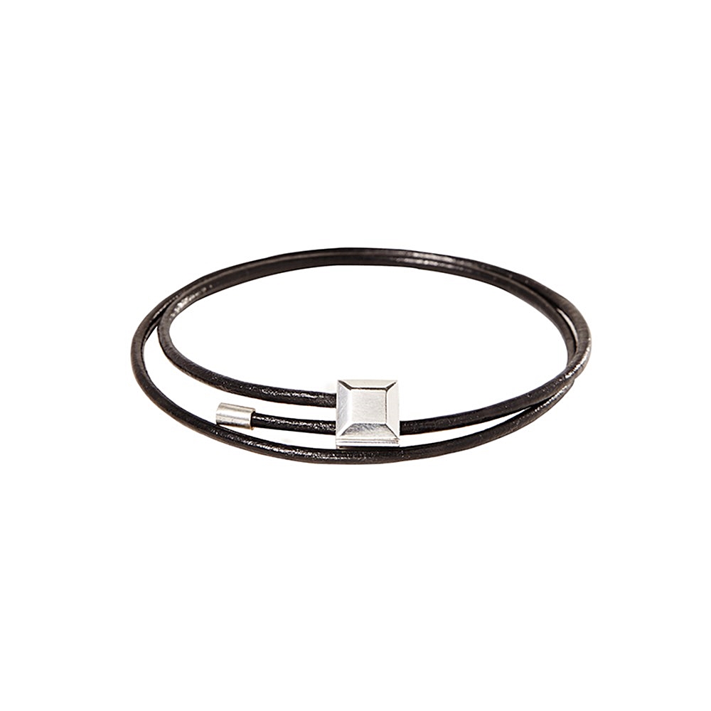 Pulseira corda Vértice em prata e couro; R$ 550, no Jack Vartanian (www.jackvartanian.com). Preço pesquisado em janeiro de 2015, sujeito a modificações
