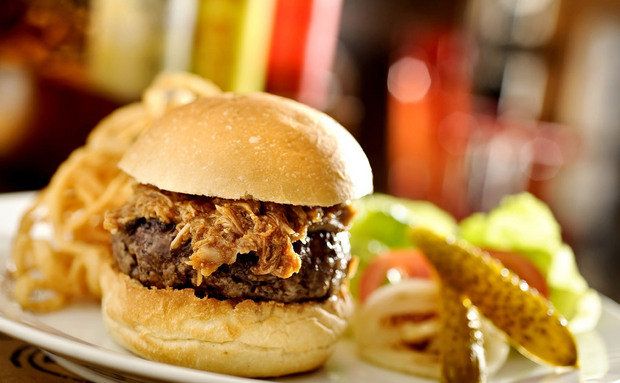 210 Dinner prepara seus burgers de acém, contra-filé e picanha preparados no american char broil, onde grelha fica sobre pedras vulcânicas aquecidas a gás, que dá aquele gosto defumado na carne. Ao lado dos clássicos burger e cheeseburger, você pode escolher acompanhamentos diferenciados como costelinha de porco desfiada ou carne misturada com foie gras. (www.210diner.com.br)