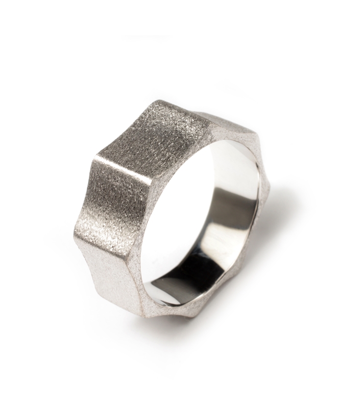 Anel em ouro branco; R$2.300, no Ara Vartanian (www.ara.com.br). Preço pesquisado em janeiro de 2015, sujeito a modificações