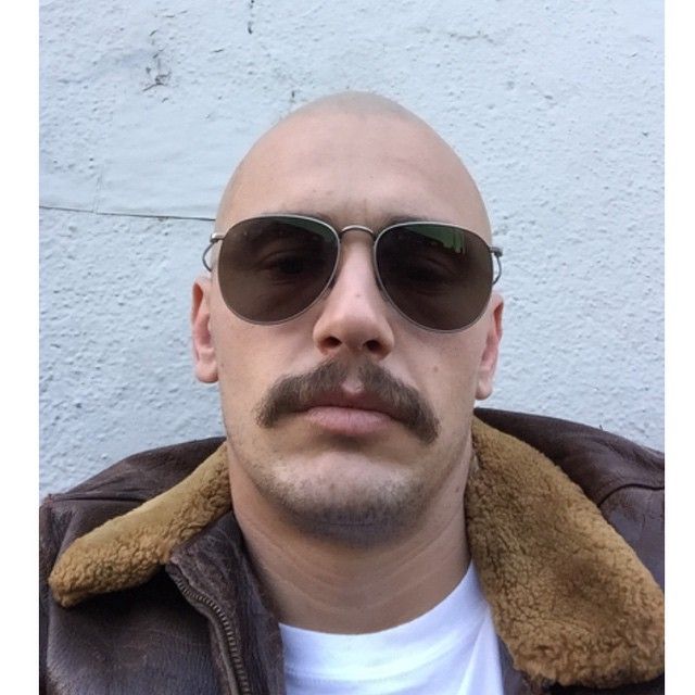 Entre os famosos que usam bigodes, volta e meia, James Franco aparece com um