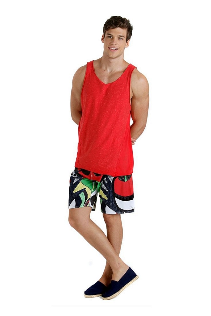 Se for pra ir a algum lugar informal, pode apostar na clássica combinação de camiseta e bermuda, que não tem erro. Regata lisa vermelha; R$ 69, bermuda; a partir de R$ 179, na Blue Man (www.blueman.com.br). Preço pesquisado em janeiro de 2015, sujeito a modificações
