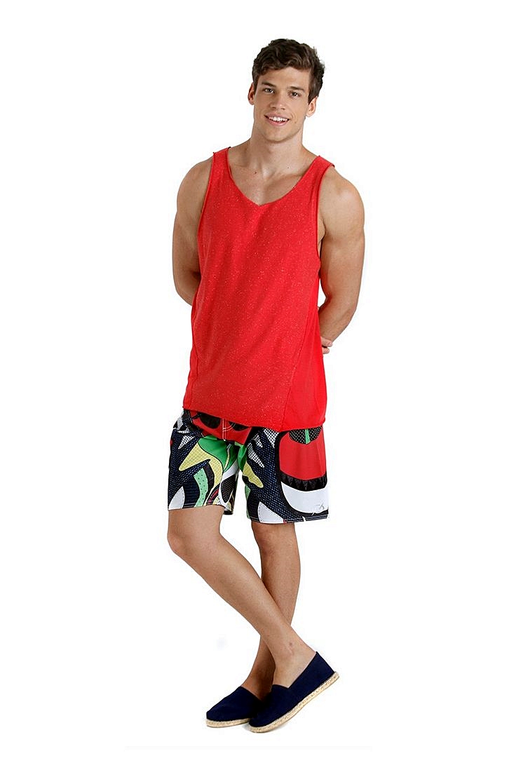 Se for pra ir a algum lugar informal, pode apostar na clássica combinação de camiseta e bermuda, que não tem erro. Regata lisa vermelha; R$ 69, bermuda; a partir de R$ 179, na Blue Man (www.blueman.com.br). Preço pesquisado em janeiro de 2015, sujeito a modificações